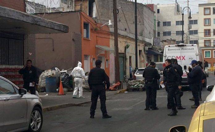 Hallan cadáver en bote de basura, afuera de un mercado