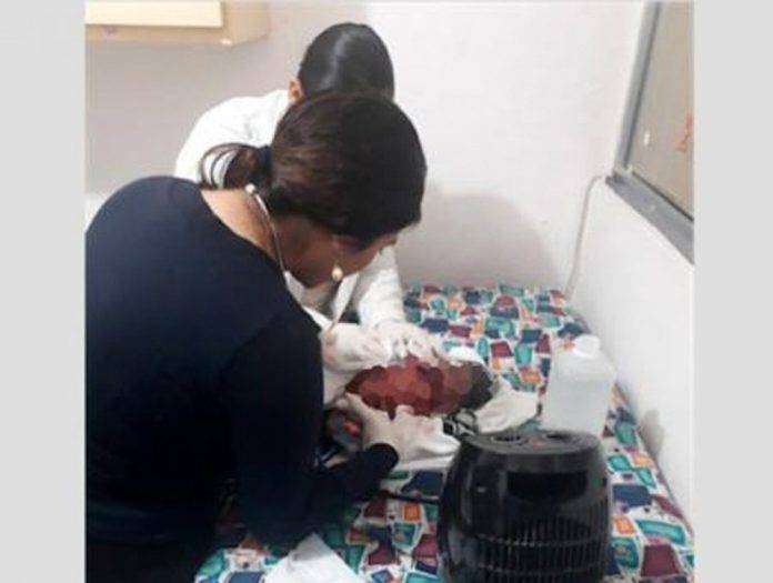 Hallan a bebé recién nacida en bote de basura