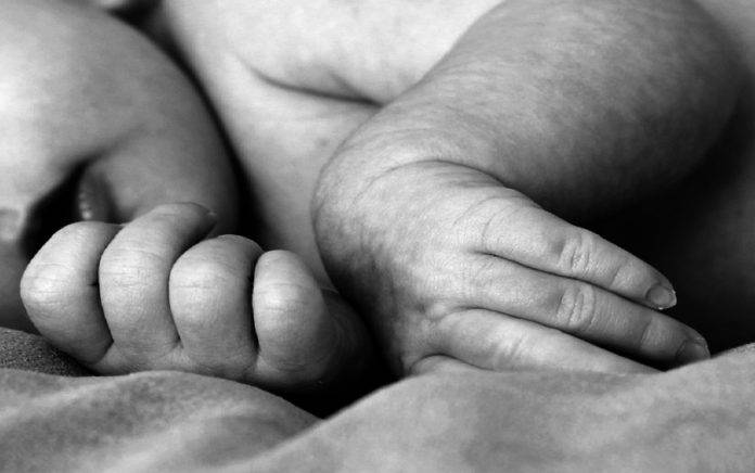 Recién nacida murió aplastada por sus padres
