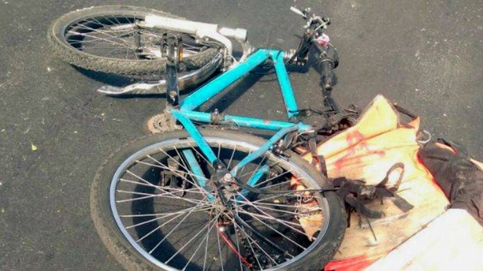 Ciclista golpeado por un auto cae al pavimento y lo atropella un camión
