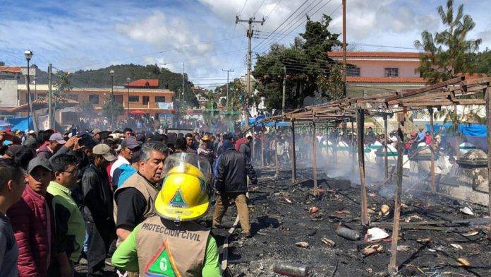 Explosión e incendio en mercado de pirotecnia en Chiapas