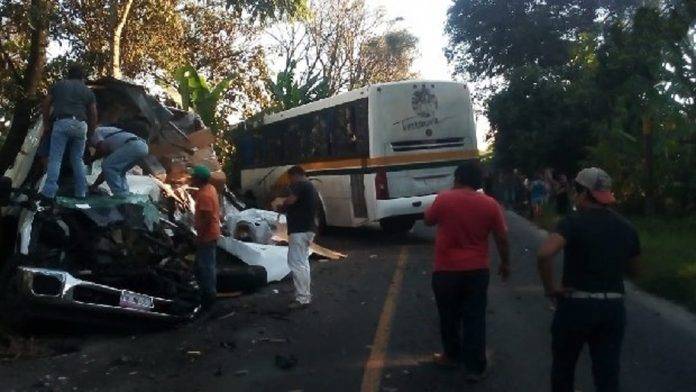 Autobús contra dos camionetas: siete muertos y 24 heridos