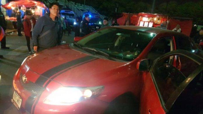 Sobre el cofre de su auto se lleva a policía que quiso infraccionarlo
