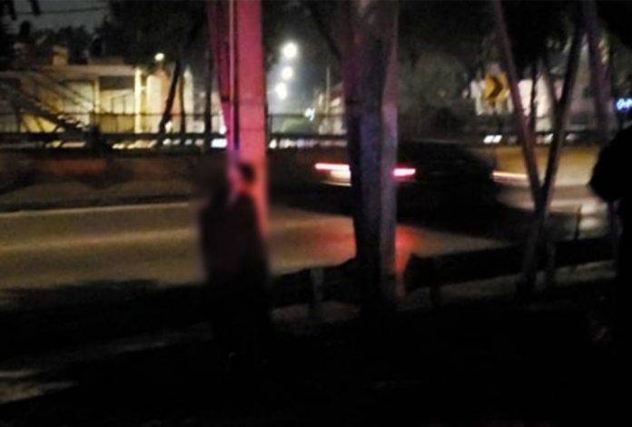 Hallan a sujeto sin vida colgado en un puente peatonal