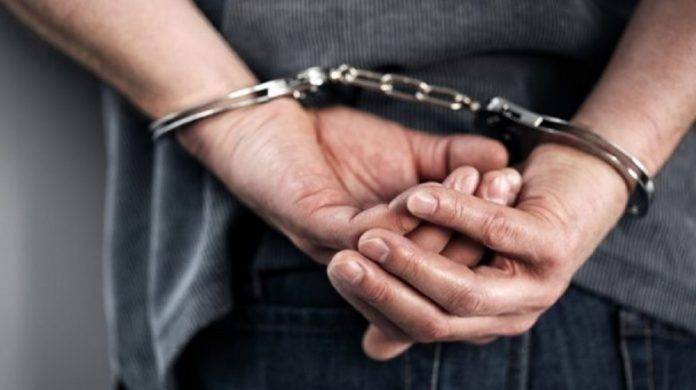 Arrestan a profe de educación física por abuso de menores