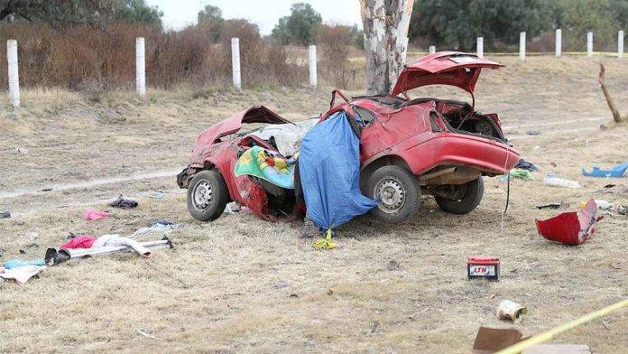 Nené de 2 meses y sus papás mueren tras volcar su auto