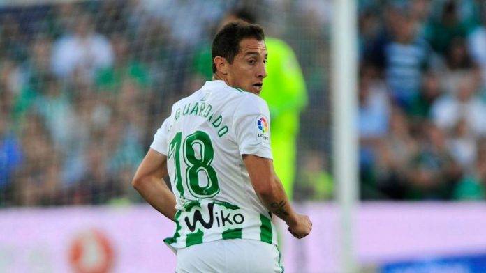 Andrés Guardado, medio del Betis, enfrentará al Rennes.