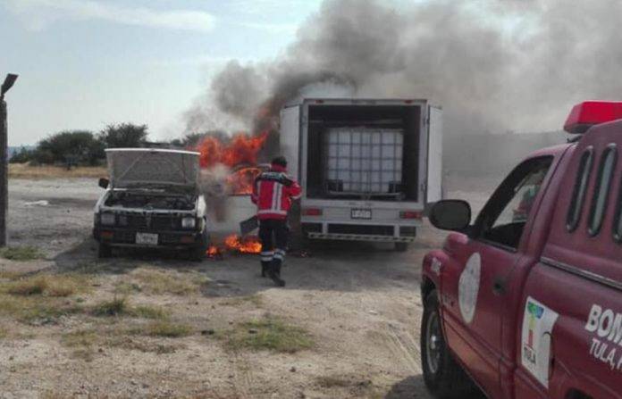 Se quemaron por completo dos camionetas de huachicoleros