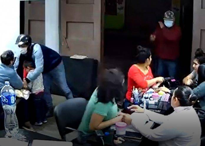 Sujetos armados atacan sala de belleza y se llevan bolsos, celulares y dinero
