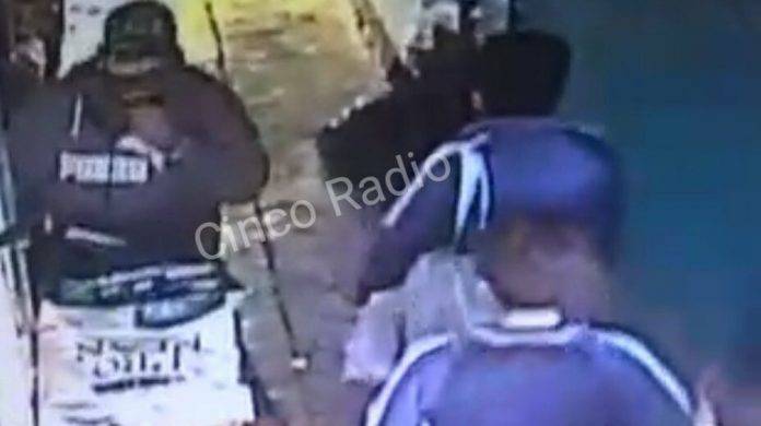 Sujetos armados roban a locatarios de un mercado (video)