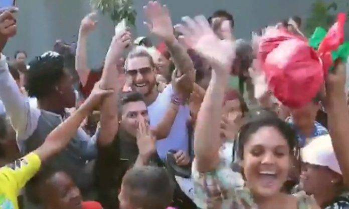 Maluma reparte regalos a la gente pobre de su ciudad natal