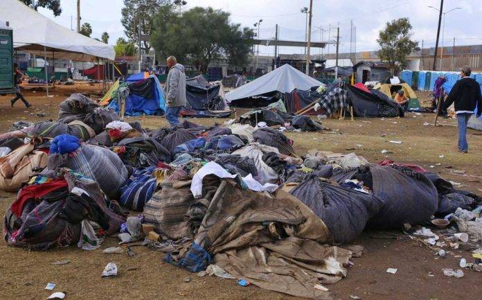 10 toneladas de basura dejan migrantes en albergue de Tijuana