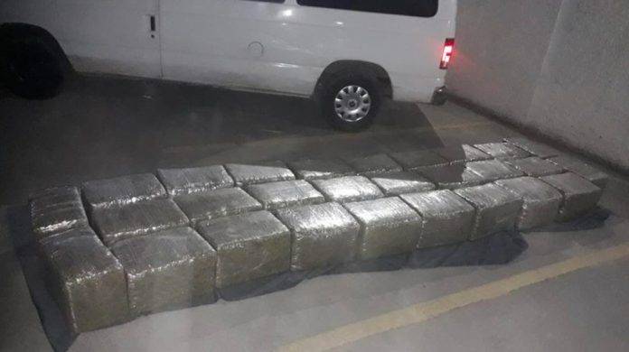 Encuentran abandonada camioneta con casi 280 kilos de mariguana