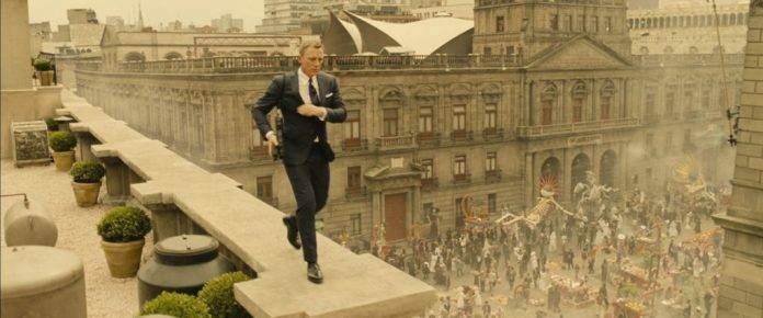 Daniel Craig en una escena de Spectre en la capirucha mexicana.