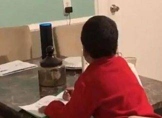 Niño hace trampa con su tarea: le pregunta a ‘Alexa’ Niño hace trampa con su tarea: le pregunta a Alexa