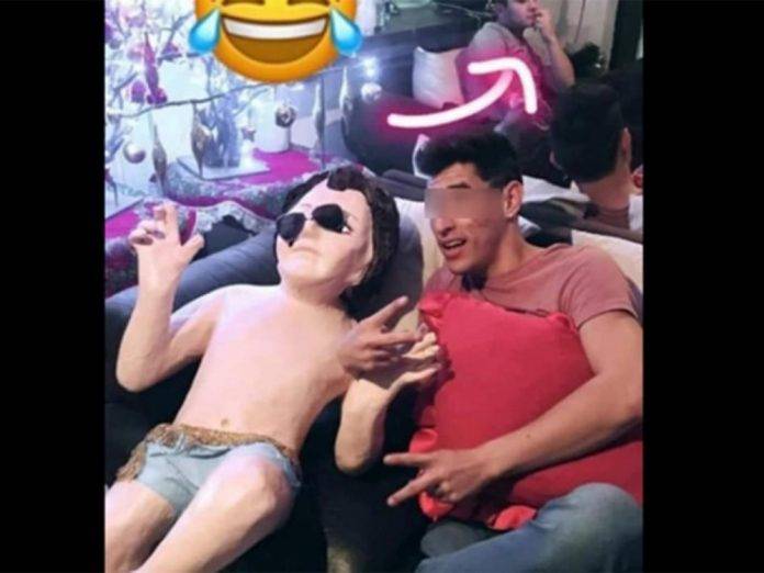 Roban figura del Niño Dios, se toman fotos y la dañan