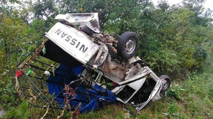 Tráiler choca camioneta llena de peregrinos y se va a un barranco