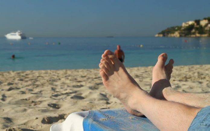 Insólito: le dieron vacaciones a un reo para ir a la playa