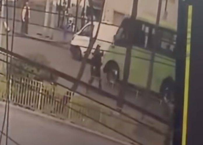 Policía se deja atropellar para detener a ladrones en moto (video)