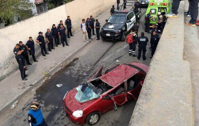 Como película de acción, auto sale disparado de un puente y cae varios metros