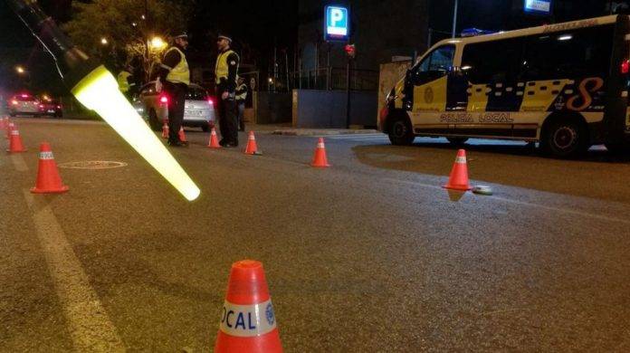 Abandonó a sus hijos para irse a beber con un amigo