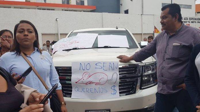 Trabajadores de salud 'secuestran' a esposa del gober tabasqueño
