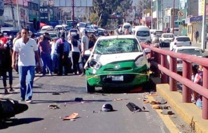 Taxista choca de frente contra dos motociclistas (video)