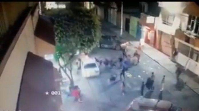 Taxista atropella a personas que celebraban posada (video)
