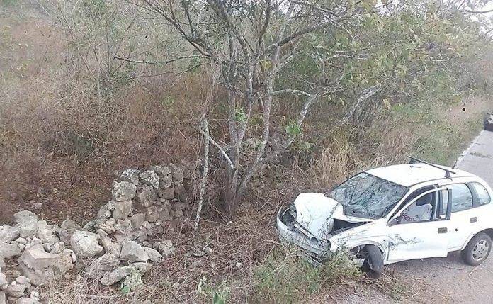 Lesionado al salirse de camino y chocar contra albarrada