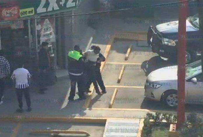 Empleados de Oxxo someten a ladrones y los entregan a la Policía (video)
