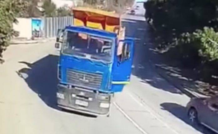 Pesado tráiler queda sin control y cae sobre parque acuático (video)