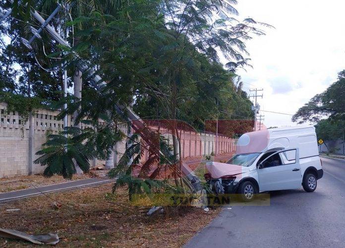 Dormita al volante y se va contra un poste de concreto
