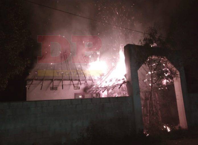 Arde en llamas y queda destruida una casita de guano y madera