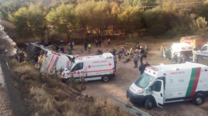 Autobús de pasajeros se vuelca y mueren al menos 9 personas