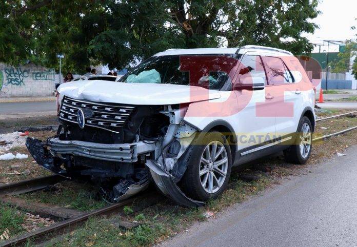 Por el golpe hasta se subió a la vía del tren