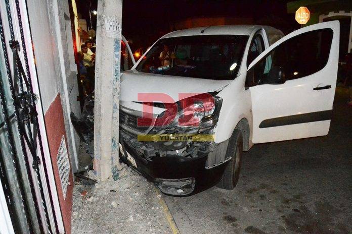 Briago, arrasó con carros y poste en Tizimín