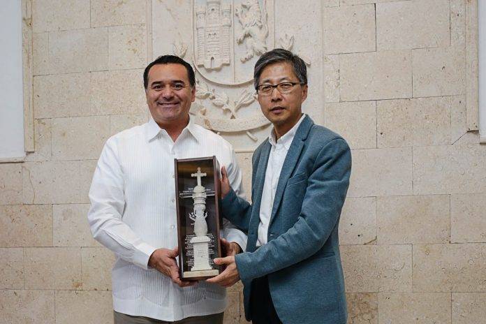 Reni ‘hermana’ a Mérida con Corea