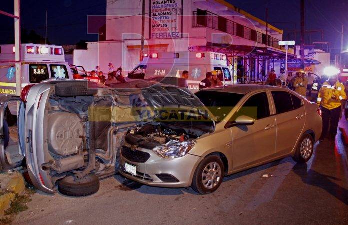 Volcadura deja daños materiales y tres lesionados