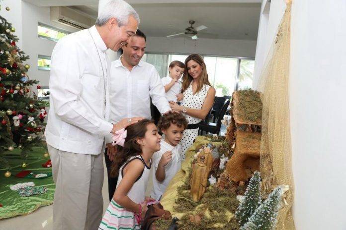 Vila saluda y dialoga con monseñor Patrón Wong