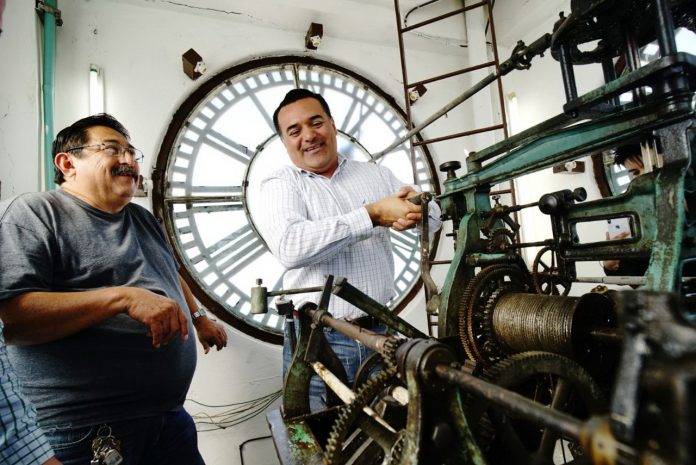 Reloj municipal clama: ¡Renang!, ¡Renang!