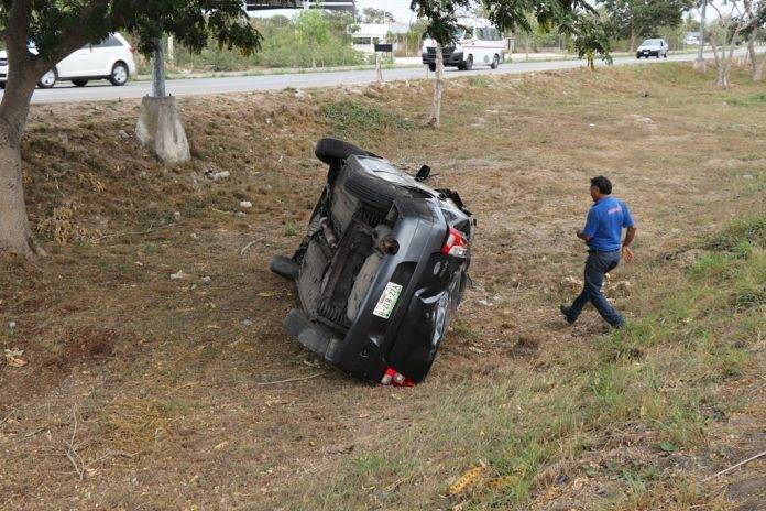 El guiador de un Aprio negro con placas YZZ-817-B, que circulaba de Umán a Kanasín, aparentemente se echó un “coyotito” por un tramo y cuando abrió sus ojitos perdió el control del volante