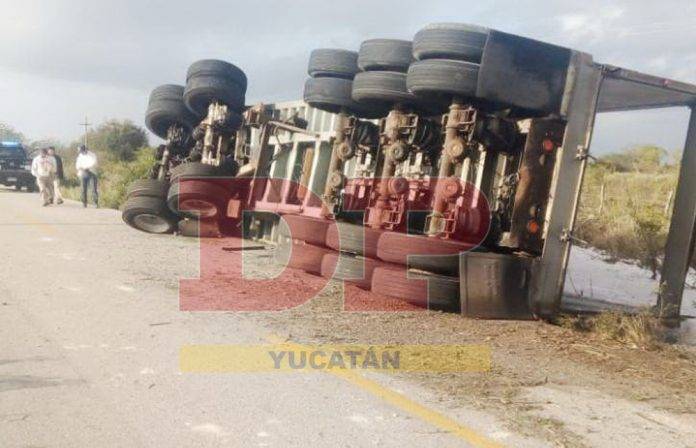 Góndola cargada con 20 tons. de sal vuelca en carretera