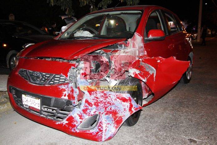 Su prisa por entrar a Plaza Dorada provoca fuerte choque