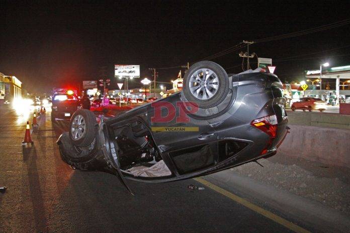 CRVolcó en glorieta y se peló del lugar