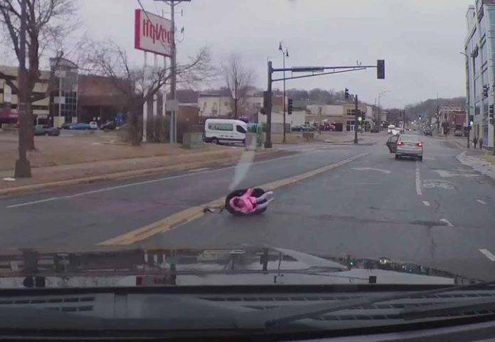 Bebé sale disparado de automóvil y su mamá no se da cuenta