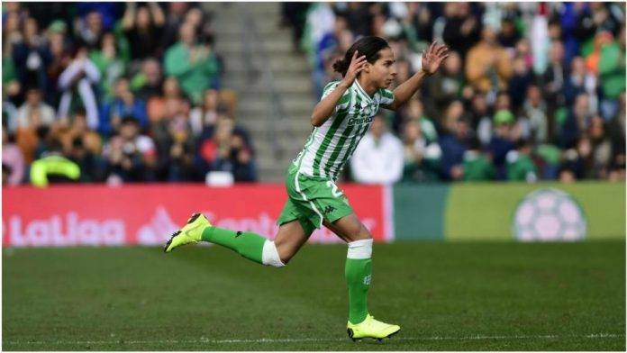 Diego Lainez recibió un cálido recibimiento por parte de los fans del Betis, al entrar de cambio.