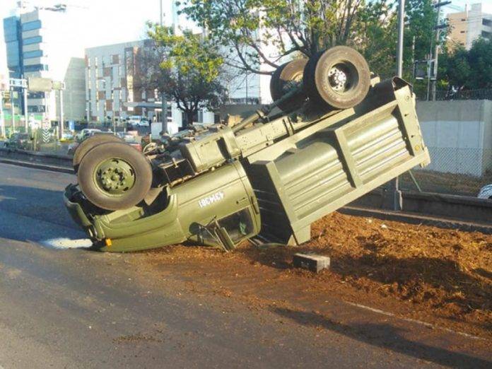 Camión militar vuelca y riega toda la mier... en la calle