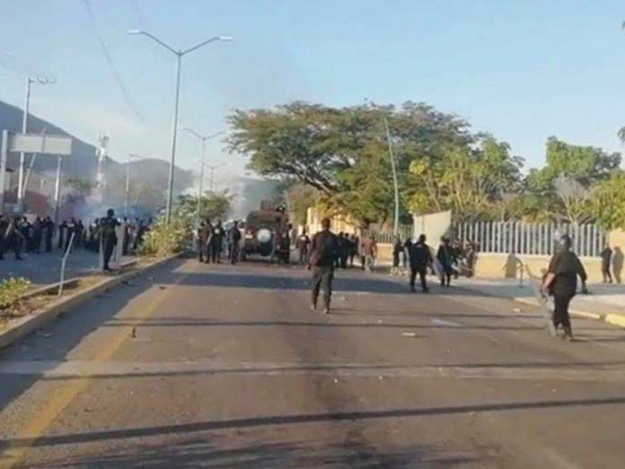 Normalistas secuestran autobuses y se enfrentan con granaderos en Chiapas