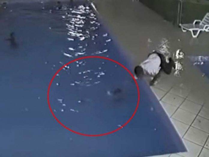 Guardia de seguridad salva a chavito de morir ahogado en alberca