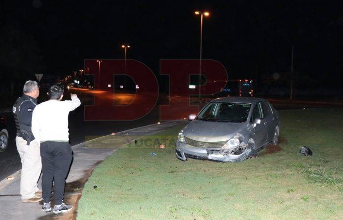 Con todo y auto se subió a la glorieta